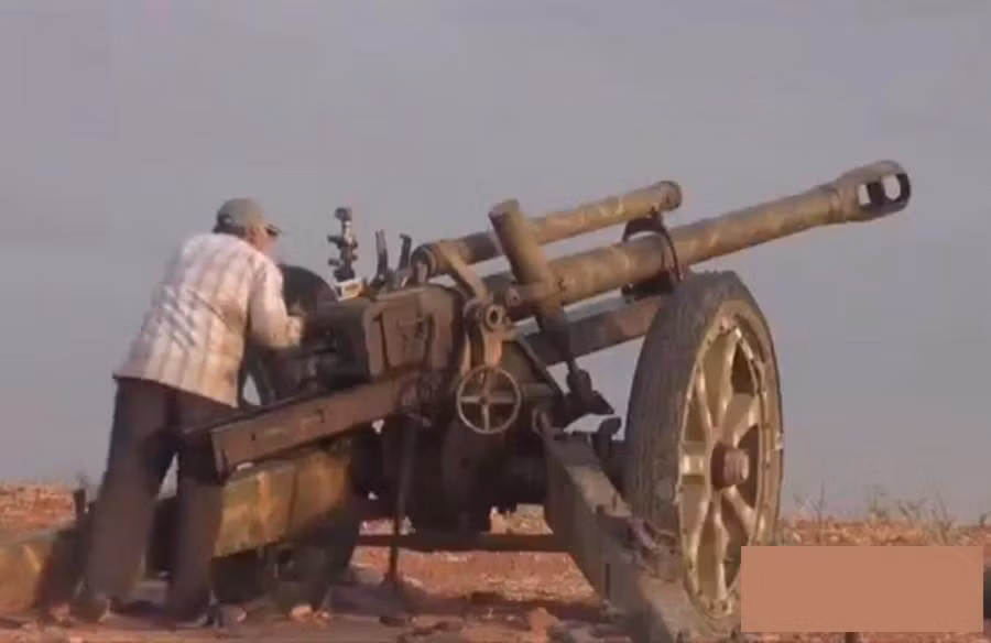 Có trọng lượng chỉ khoảng 2 tấn, khẩu lựu pháo leFH 18 được quân đội Đức nghiên cứu và phát triển từ những năm 1934 và nằm trong biên chế quân đội nước này đến tận những năm 1970. Ngoài Đức còn có Phần Lan và Trung Quốc có biên chế khẩu lựu pháo này trong quân đội của mình. Tuy nhiên không hiểu bằng một cách nào đó một vài khẩu sFH 18 đã xuất hiện trên chiến trường Syria và vẫn có thể hoạt động tốt. Nguồn ảnh: QQ.