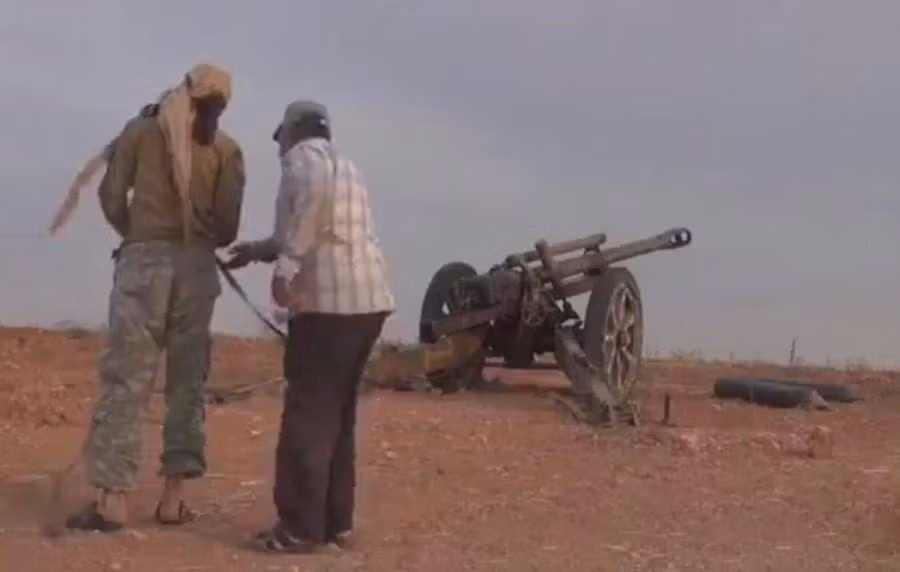 Do sử dụng cỡ đạn 105 mm khá phổ biến tới tận ngày nay nên việc tiếp tế cho khẩu pháo cổ lỗ sĩ này có vẻ không mấy khó khăn lắm đối với những phiến quân IS. Nguồn ảnh: QQ.