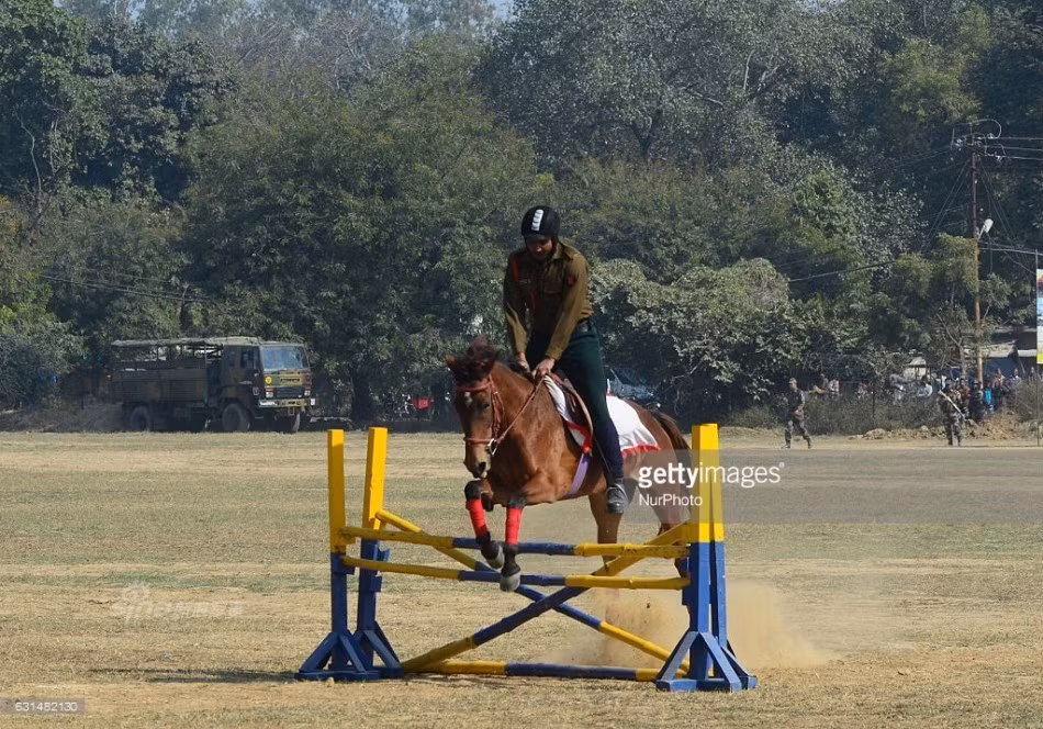 Trong buổi trình diễn còn có cả màn cưỡi ngựa vượt chướng ngại vật. Nguồn ảnh: Gettyimg.