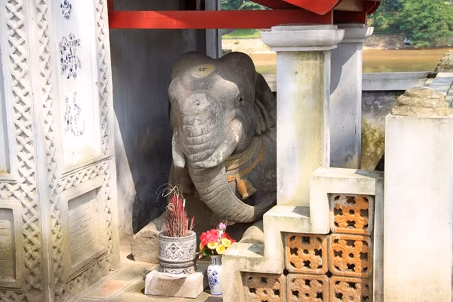 Đền Voi Phục còn có tên đền Thủ Lệ tọa lạc bên hồ Thủ Lệ, thuộc phường Ngọc Khánh, quận Ba Đình. Ảnh: Nguyễn Thịnh - Thúy Hồng.