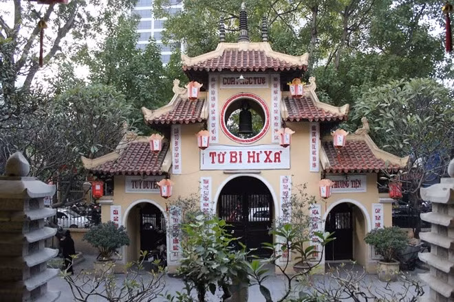 Chùa Quán Sứ (Quán Sứ, Hoàn Kiếm) là nơi linh thiêng mà người dân, Phật tử thường tìm về mỗi dịp đầu xuân năm mới. Chùa là nơi diễn ra nhiều sự kiện quan trọng của Phật Giáo Việt Nam, là trụ sở của Giáo hội Phật giáo Việt Nam và Phân viện Nghiên cứu Phật học. Ảnh: Tinhtam.