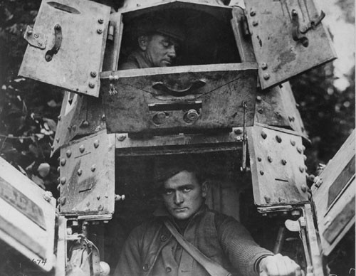 Cũng chính vì chiếc xe tăng hạng nhẹ này này quá đi trước thời đại, có quá nhiều ưu điểm nên người Pháp và Ba Lan mới chế tạo hàng loạt mẫu Renault FT-17 cho đến tận... thế chiến thứ hai. Đây cũng chính là một phần nguyên nhân thất bại nhanh chóng của các lực lượng thiết giáp Pháp khi phải đối đầu với các xe tăng đời mới hỏa lực cực mạnh của người Đức. Nguồn ảnh: Chosun.