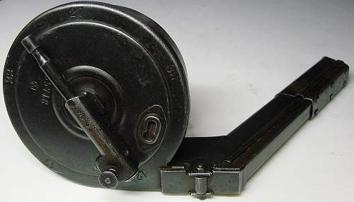 Băng đạn được thiết kế theo kiểu "Drum" tròn, việc nạp đạn cho băng đạn này khá mất thời gian và khó khăn. Nguồn ảnh: Crmclassic.