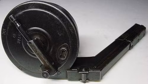 Băng đạn được thiết kế theo kiểu "Drum" tròn, việc nạp đạn cho băng đạn này khá mất thời gian và khó khăn. Nguồn ảnh: Crmclassic.