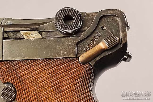 Chốt an toàn phía bên trái súng gần vị trí ngón cái, một binh lính có thể dễ dàng rút súng và mở chốt an toàn chỉ bằng một tay. Đặc biệt các sỹ quan sử dụng Luger được khuyến cáo khóa chốt an toàn ngay lập tức khi dùng xong vì khẩu súng này rất hay cướp cò, nếu không may nó cướp cò khi nằm trong bao súng viên đạn sẽ cắm thẳng vào đùi nạn nhân xấu số và vì uy lực của nó quá mạnh nên nạn nhân sẽ khó có thể qua khỏi do mất máu cấp. Nguồn ảnh: 10gunsammo.