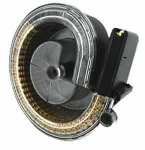 Mặt cắt phía bên trong băng đạn "Drum" với khả năng chứa tối đa 50 viên đạn. Dù là khẩu súng lục khá nhỏ gọn tuy nhiên các phụ kiện của khẩu Luger phiên bản băng đạn 50 viên lại khá cồng kềnh với báng và hộp tiếp đạn "quá khổ". Nguồn ảnh: Survivalcache.