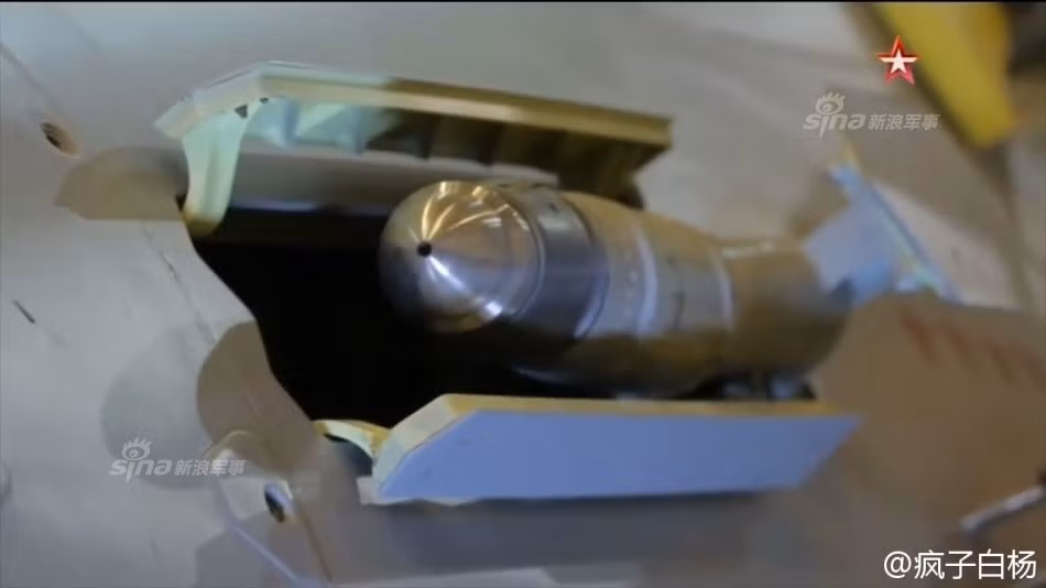 Giống với các chiến đấu cơ thế hệ thứ 5 của Mỹ hiện nay, hệ thống tiếp nhiên liệu mà cụ thể ở đây là vòi tiếp liệu được giấu kín trong phần thân máy bay nhằm đảm bảo lớp vỏ thân máy bay được liền khối giúp tránh tối đa sự phản xạ của sóng rada. Nguồn ảnh: Sina.