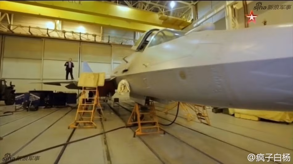  Tiêm kích tàng hình Su T-50 là chiến đấu cơ thế hệ thứ 5 của Nga với dự định sẽ thay thế cho những chiếc MiG-29 và Su-27 trong kho vũ khí của Nga. Đây được coi là đối trọng trực tiếp của F-22 Raptor và F-35 Lightning II của Mỹ. Nguồn ảnh: Sina.