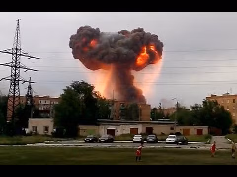 Một vụ nổ kho đạn ở Nga, vụ nổ liên hoàn khiến lực lượng cứu hỏa không thể tiếp cận, toàn bộ dân chúng trong bán kính 3 km phải sơ tán. Nguồn ảnh: Youtube.