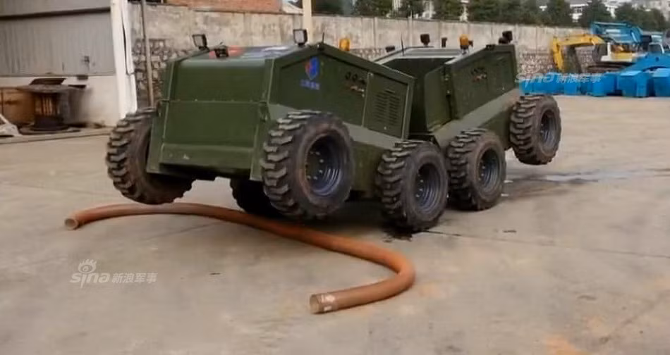 Robot không người lái được cấu tạo với hai phần riêng biệt và có khớp kết nối cơ động cho phép nó có thể "uốn éo", "co gập" tùy theo địa hình di chuyển hoặc tùy theo người điều khiển. Nguồn ảnh: Sina.