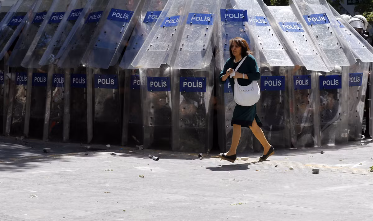 Tuy nhiên, việc sử dụng loại lá chắn và đội hình co cụm như thế này cũng có nhược điểm. Đầu tiên là chiến thuật này chỉ phù hợp với những lực lượng lớn, thiện chiến và có kỷ luật cao vì chỉ cần một vài người rời hàng ngũ là toàn bộ đội hình sẽ bị hở, bị rối loạn ngay lập tức. Nguồn ảnh: Politics.