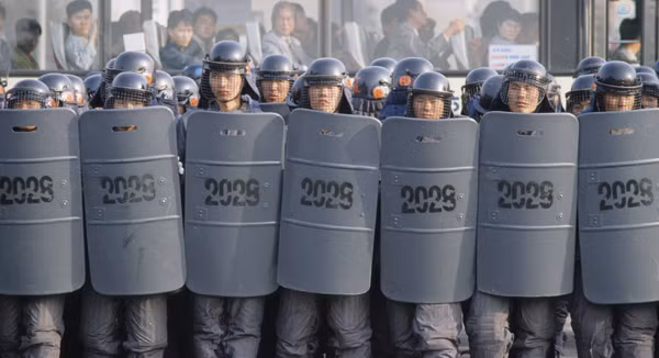 Điểm yếu tiếp theo đó là đội hình này rất dễ bị tổn thương trong trường hợp đám đông sử dụng các loại phương tiện như ô-tô, xe buýt, thậm chí là... máy xúc xông vào. Trong trường hợp đó lớp hàng rào người này sẽ hoàn toàn thất thủ. Cuối cùng, nếu đám đông sử dụng các loại bom xăng tự chế thì hàng người co cum này khi đó sẽ trở thành mục tiêu "nhắm mắt ném cũng trúng" gây nguy hiểm cho những người đang thi hành nhiệm vụ. Nguồn ảnh: Koreadaily.