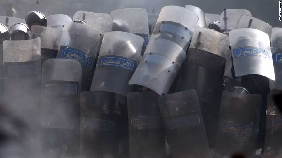 Tùy vào từng nhiệm vụ cụ thể mà lực lượng chống bạo động sẽ có các loại lá chắn (khiên) khác nhau, thông thường các loại lá chắn làm bằng nhựa chịu lực trong suốt được dùng cho các nhiệm vụ dựng tường người chặn đám đông biểu tình quá khích. Nguồn ảnh: CNN.