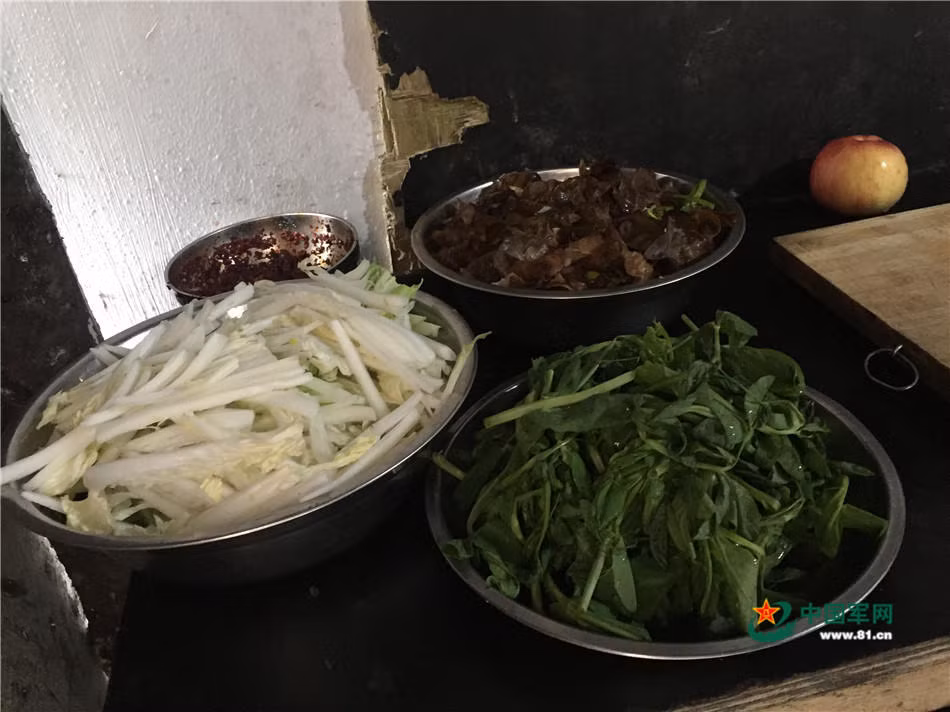 Rau tươi thường được các đơn vị trên núi tự trồng, tự canh tác, các đơn vị này cũng có chuồng lợn, nuôi cả gà để cải thiện khẩu phần ăn của binh lính với đồ tươi sống. Nguồn ảnh: 81cn.