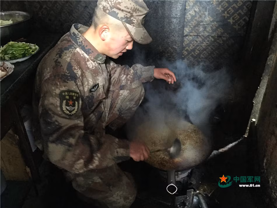 Một anh nuôi Trung Quốc đang chế biến đồ ăn trên chốt. Nhìn vào kích cỡ chiếc chảo chúng ta có thể đoán được trên chốt chỉ có khoảng 1 tiểu đội lính sơn cước đóng quân. Nguồn ảnh: 81cn.