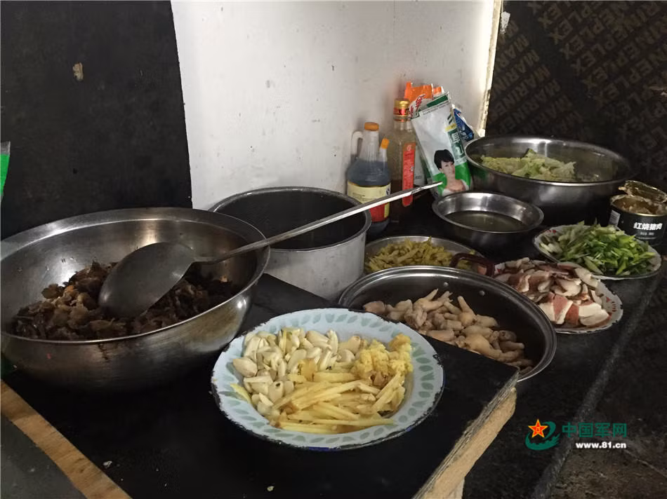 Một bữa ăn khá thịnh soạn với ba món thịt bốn món rau. Những mớ rau tươi được binh lính quý trọng hơn cả thịt, chỉ khi đãi khách quý họ mới "dám" nấu ngần kia rau. Nguồn ảnh: 81cn.