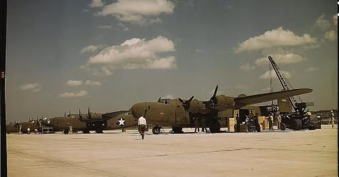 Những bức ảnh màu cực hiếm về lực lượng Không quân Mỹ trong thời thế chiến thứ hai đã chứng tỏ được uy lực và sức mạnh của lực lượng này dù trước thế chiến, Không quân Mỹ chỉ là một cái tên mờ nhạt trên bản đồ quân sự thế giới. Ảnh: Những máy bay vận tải C-87 của lực lượng Không quân Mỹ. Nguồn ảnh: QQ.