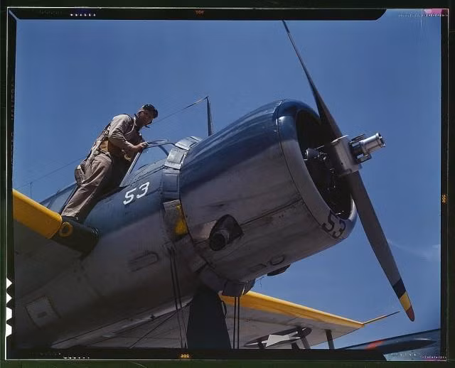 Cận cảnh một chiếc thủy phi cơ thám sát Vought OS2U "Kingfisher" trên một chiếc tàu khu trục của Mỹ. Chiếc thủy phi cơ này sẽ được cất cánh từ một bệ phóng đặc biệt trên tàu làm nhiệm vụ giám sát trên không, sau đó nó sẽ hạ cánh xuống biển và được tàu khu trục cẩu lên bệ phóng chuẩn bị sẵn sàng cho phi vụ tiếp theo. Nguồn ảnh: QQ.