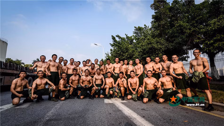 Giống như mọi lực lượng khác trên thế giới, Quân đội Trung Quốc cũng là một môi trường cực kỳ kỷ luật và gian khổ nhằm đào tạo ra những con người giỏi về cả thể lực lẫn trí lực. Tuy nhiên, thanh niên nước này lại có phần hơi "công tử bột" do chính sách một con kéo dài hàng chục năm nay nên việc gia nhập quân ngũ với những "cậu ấm, cô chiêu" này cũng giống như một cuộc lột xác hoàn toàn vậy.