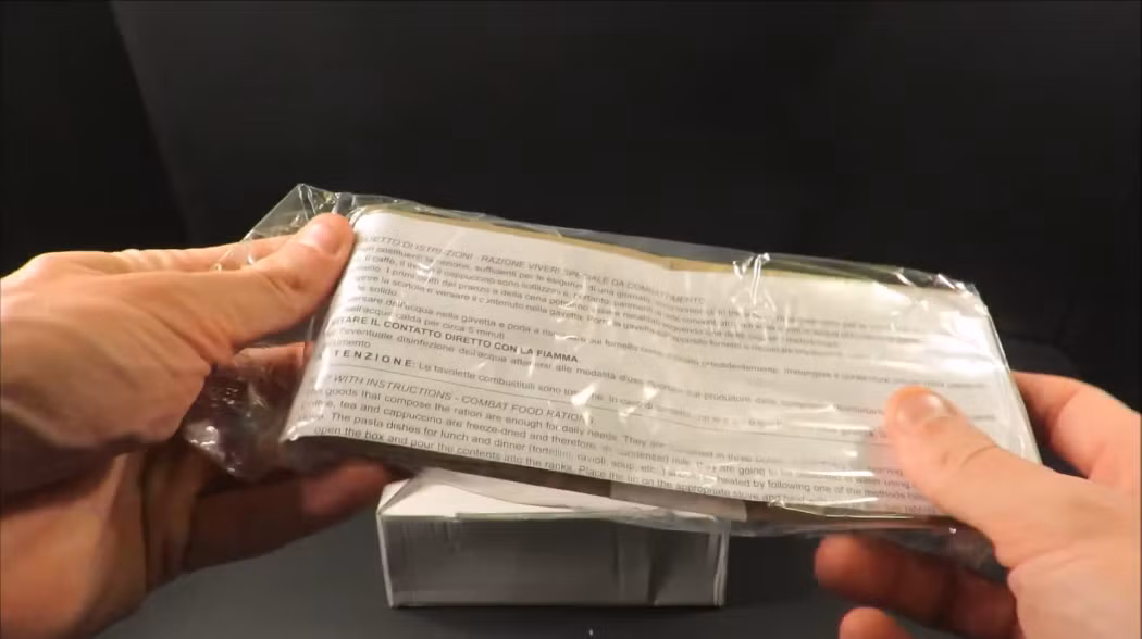 Có cả hướng dẫn sử dụng bằng nhiều thứ tiếng trong mỗi hộp. Nguồn ảnh: Steve1989.