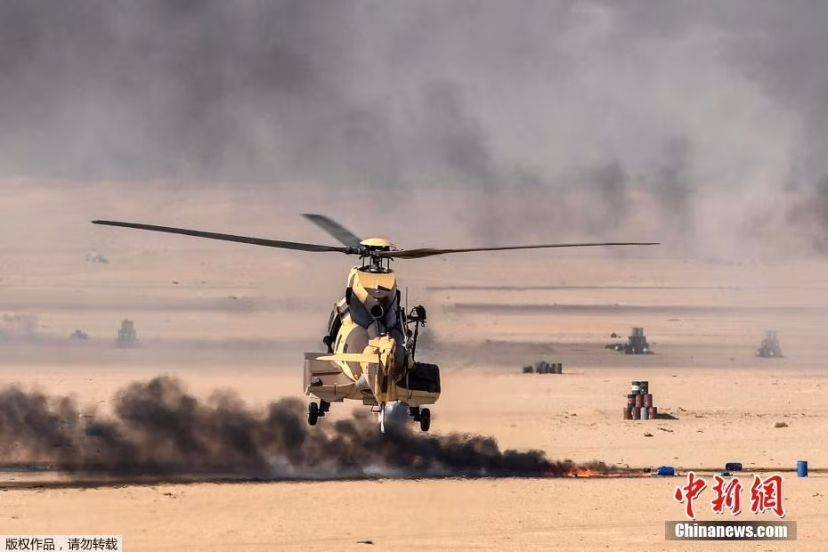 Trong cuộc tập trận, Quân đội Kuwait có sử dụng những thùng dầu cháy khói mù mịt tạo một bầu không khí giống hệt với những cuộc xung đột quy mô lớn ở Trung Đông khi những giếng dầu bị oanh tạc tạo nên những đám khói mù mịt kéo dài cả tuần lễ. Nguồn ảnh: Chinanews.