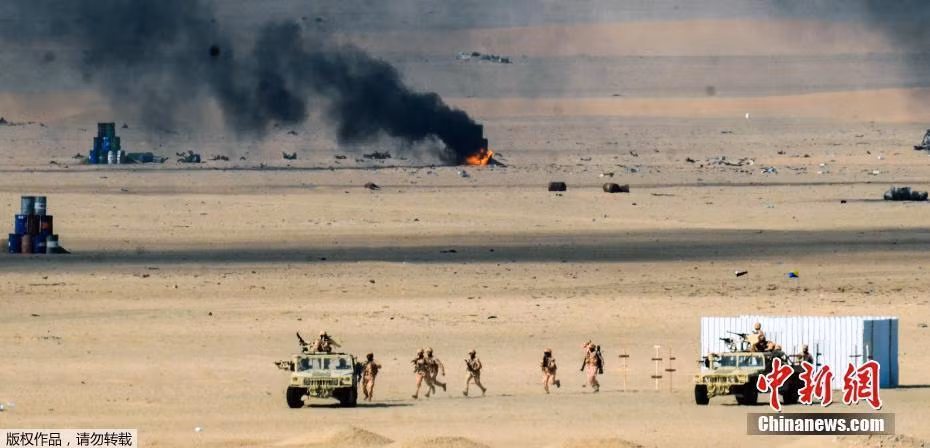 Việc cơ động trên một khu vực rộng lớn không có vật cản cũng là kỹ năng sống còn quyết định thắng lợi của những cuộc xung đột trên sa mạc. Nguồn ảnh: Chinanews.