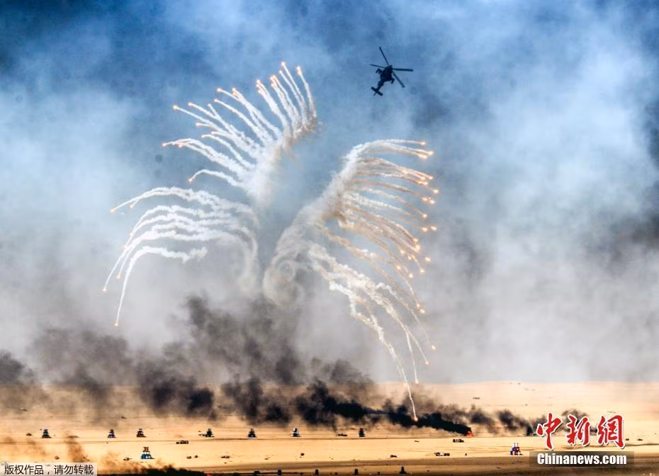 Từ ngày 17/1/2017, Quân đội Kuwait đã bắt đầu cuộc tập trận bắn đạn thật quy mô lớn đầu tiên của năm 2017. Tham gia cuộc tập trận có đầy đủ các lực lượng không quân, thiết giáp và bộ binh. Nguồn ảnh: Chinanews.