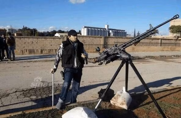 Súng máy hạng nặng W85 là một trong số những loại vũ khí Trung Quốc hiếm hoi xuất hiện trên chiến trường Trung Đông này. Điều đó cho thấy vũ khí Trung Quốc đã dần có "chỗ đứng" trong thị trường buôn lậu vũ khí toàn cầu, vốn xưa nay ưa chuộng các loại vũ khí của Liên Xô hơn cả do phong phú về chủng loại cũng như bền, rẻ, có sẵn số lượng lớn. Nguồn ảnh: Sina.