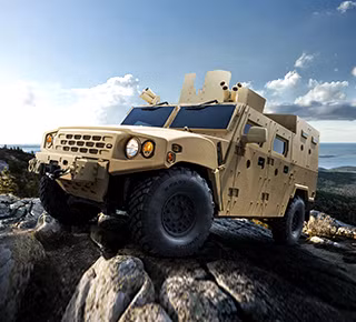 Khả năng vượt địa hình của K151/K351 được đánh giá ở mức trung bình do tự trọng của xe khá lớn và kết cấu xe chia tải trọng không đều dẫn đến việc xe dễ bị xa lầy ở những đoạn đường đất, cát. Tuy nhiên, bù lại nó có khả năng cơ động trên đường bằng khá lớn, dễ sửa chữa và có thể sử dụng vào nhiều mục đích khác nhau, thậm chí có thể biến thành một trạm xá di động trên chiến trường. Nguồn ảnh: KIAmotor.