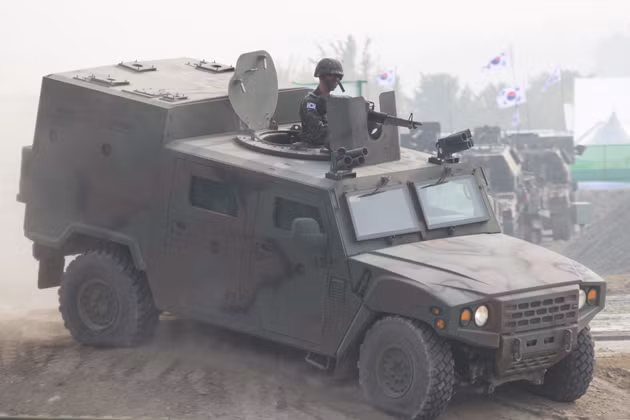 Phổ biến nhất trong Quân đội Hàn Quốc là phiên bản có súng máy nóc kèm theo các ống phục lựu đạn khói giúp xe có khả năng lẩn trốn trước sự truy kích của không quân đối phương. Nguồn ảnh: 21stcenturyasia.