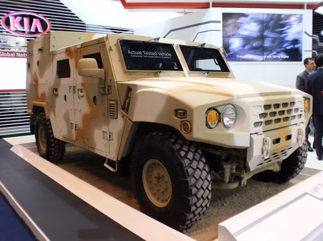 Được thiết kế bởi KIA motor, xe còn có phiên bản dân sự có cùng khả năng bọc thép có bản nhất, chỉ loại bỏ đi tính năng gắn mô-đun chiến đấu trên nóc. Phiên bản này thường được dành cho các cá nhân hoặc các công ty dịch vụ an ninh. Nguồn ảnh: Armyreconition.