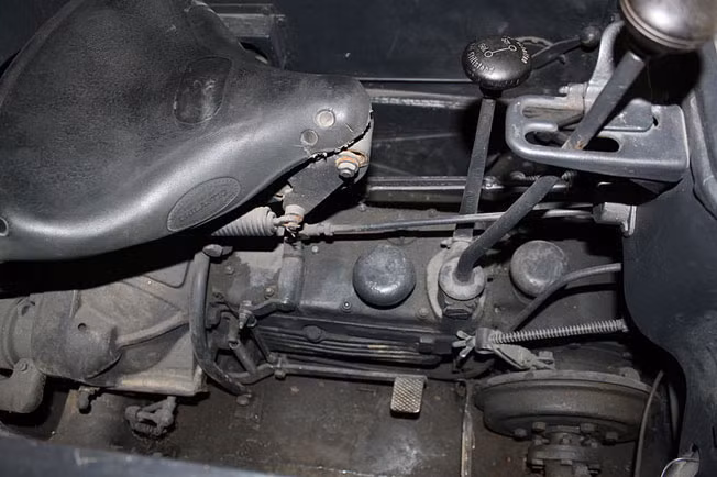 Xe được trang bị hộp số 8 cấp với 3 số tiến và 1 số lùi, mỗi số có hai nấc "cao" và "thấp". Chỉ nhìn riêng vào thiết kế hộp số thôi cũng đủ để chúng ta hiểu rằng chiếc xe này vốn được các kỹ sư thiết kế để trở thành một chiếc xe thồ chính hiệu khi nó có khả năng cung cấp lực kéo cực lớn khi đi ở số nhỏ nhất. Nguồn ảnh: Chosul.