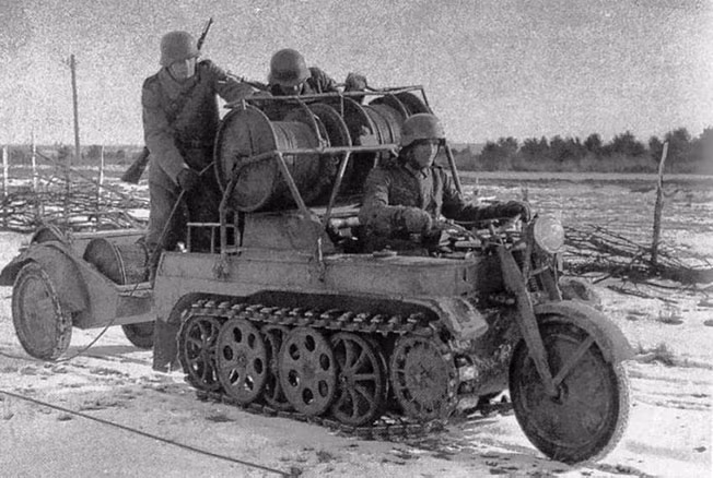 Khả năng cơ động của chiếc Sdkfz 2 vốn dĩ cũng được coi là một "lỗi" thiết kế của những kỹ sư người Đức. Ban đầu, động cơ xe được tính toán để đặt ra phía sau đuôi xe, nhưng nếu như vậy những người lính sẽ tốn thời gian hơn khi phải trèo vào xe và trèo ra khi triển khai đội hình. Chính vì vậy các kỹ sư đã phải đặt động cơ vào giữa, ngăn cách tài xế với những người lính ở phía sau giúp binh lính xuống xe triển khai nhanh hơn. Nguồn ảnh: Chosul.