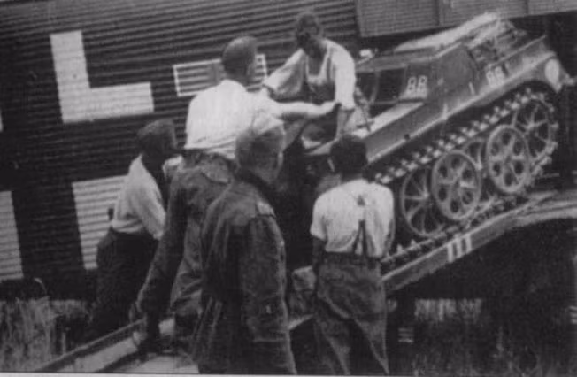 Trọng lượng rất nhẹ chỉ có 1 tấn rưỡi khiến chiếc xe máy chiến trường này có khả năng được chở bằng những máy bay Ju 52 đến thẳng mặt trận và sau đó chỉ việc đổ xăng vào rồi nổ máy. Nguồn ảnh: Chosul.