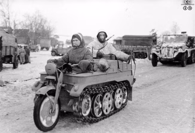 Được trang bị hệ thống bánh xích với hệ thống treo như một chiếc xe tăng "mini", chiếc Sdkfz 2 có không những có khả năng di chuyển trên các địa hình khó mà còn dễ dàng đi trên tuyết cực kỳ cơ động. Nguồn ảnh: Chosul.