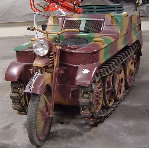  Sdkfz 2 hay còn được biết đến với cái tên Kleines Kettenkraftrad HK 101 được ra đời vào năm 1941 và phục vụ trong quân đội Đức đến khi kết thúc chiến tranh. Binh lính Liên Xô và lính Mỹ ở chiến trường châu Âu cũng rất thích trưng dụng loại xe này khi hành quân. Nguồn ảnh: Chosul.