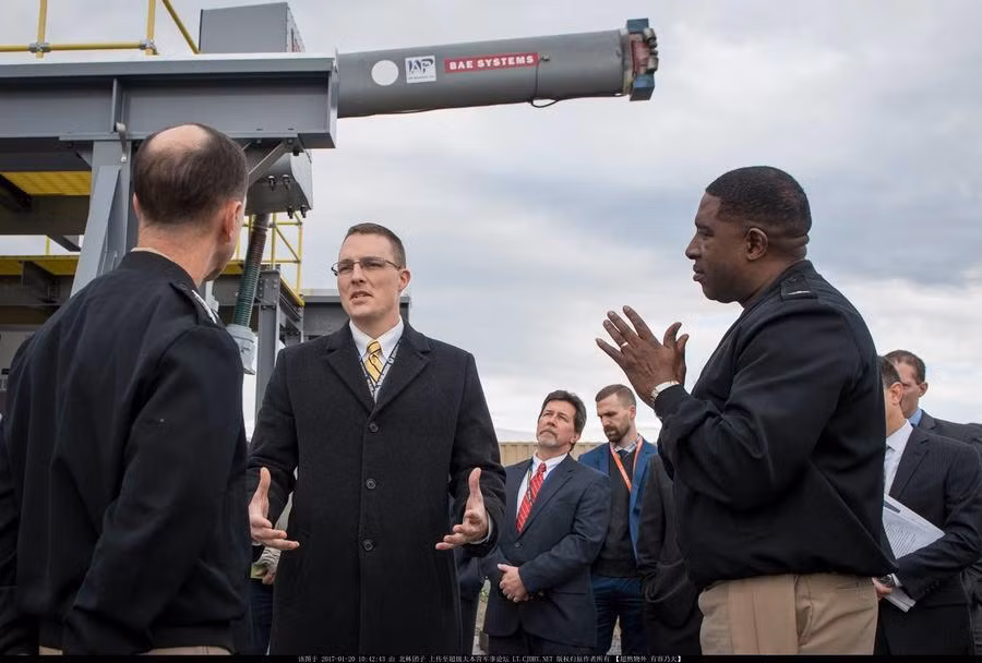 Tuy nhiên sau hàng chục năm phát triển song hành cùng với sự phát triển vượt bậc của công nghệ thì chưa bao giờ chúng ta ở gần loại vũ khí "viễn tưởng" này như bây giờ. Hôm 20/1 vừa qua, các quan chức quốc phòng cùng các cố vấn khoa học của Lầu Năm Góc đã có mặt để trực tiếp quan sát buổi thử nghiệm bắn thử khẩu súng điện từ nguyên mẫu đầu tiên này. Nguồn ảnh: QQ.