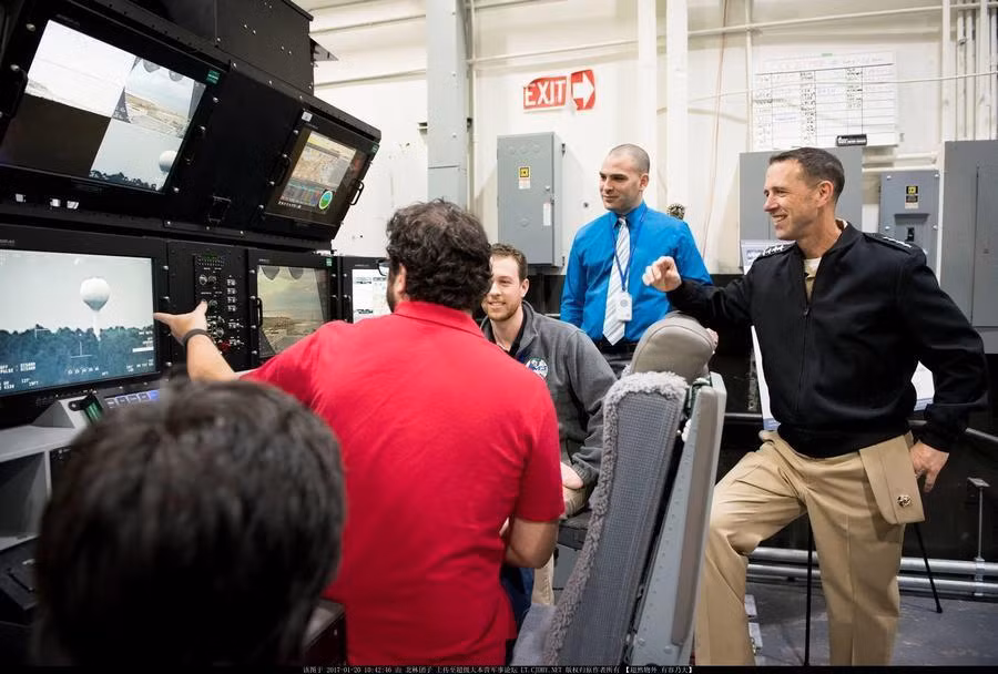 Về độ chính xác, hiện chưa có thông tin xác nhận viên đạn của súng railgun có khả năng dẫn đường hay không, tuy nhiên rõ ràng nếu muốn bắn mục tiêu ở khoảng cách "hết tầm" là 400 km thì chắc chắn viên đạn này phải có cơ chế dẫn đường để đạt được độ chính xác cao nhất. Tuy nhiên nếu loại đạn này có giá thành rẻ thì khẩu railgun sẵn sàng chơi theo kiểu pháo bầy để lấy số lượng bù lại độ chính xác. Nguồn ảnh: QQ.