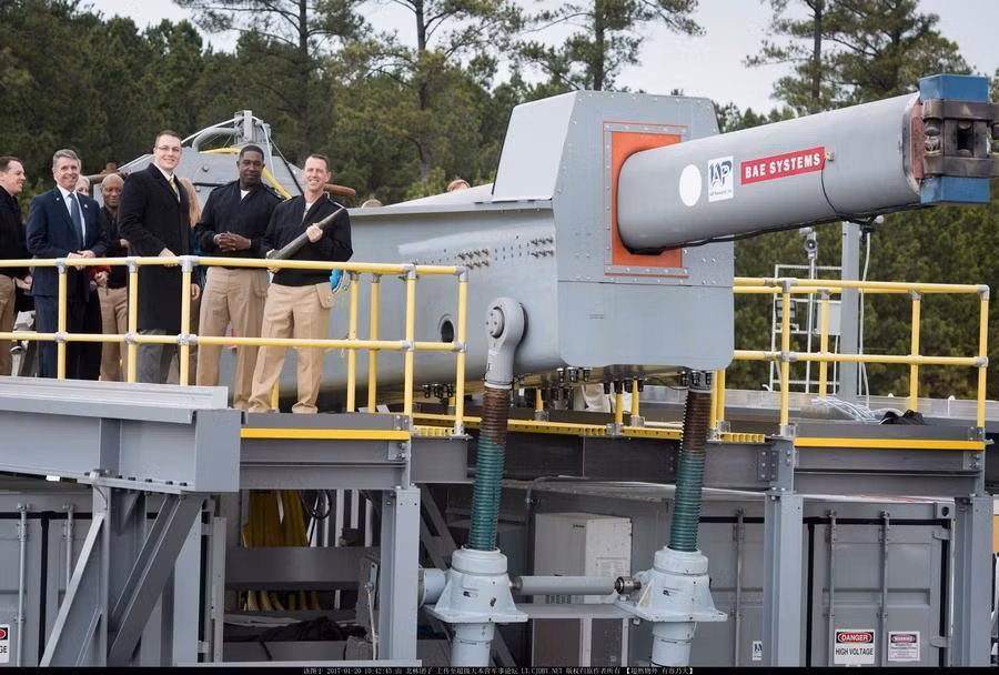 Nếu ai chưa biết thì giải thích một cách ngắn gọn và dễ hiểu nhất súng điện từ railgun là loại súng có tầm bắn xa gấp 20 lần kèm theo gia tốc đầu đạn cao gấp 10 lần nếu so với các loại súng đạn thông thường. Điều đó có nghĩa súng sẽ có khả năng tiêu diệt một mục tiêu ở khoảng cách 400 km với gia tốc 16.000 mét/giây. Nguồn ảnh: QQ.