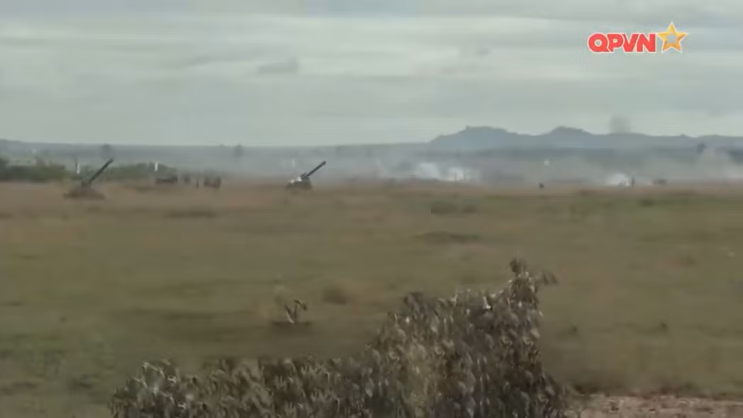 Trận địa pháo của Quân khu 7, nhận được chỉ điểm từ lực lượng đặc công, pháo binh ta bắt đầu nã đạn tiêu diệt mục tiêu giả định. Nguồn ảnh: QPVN.