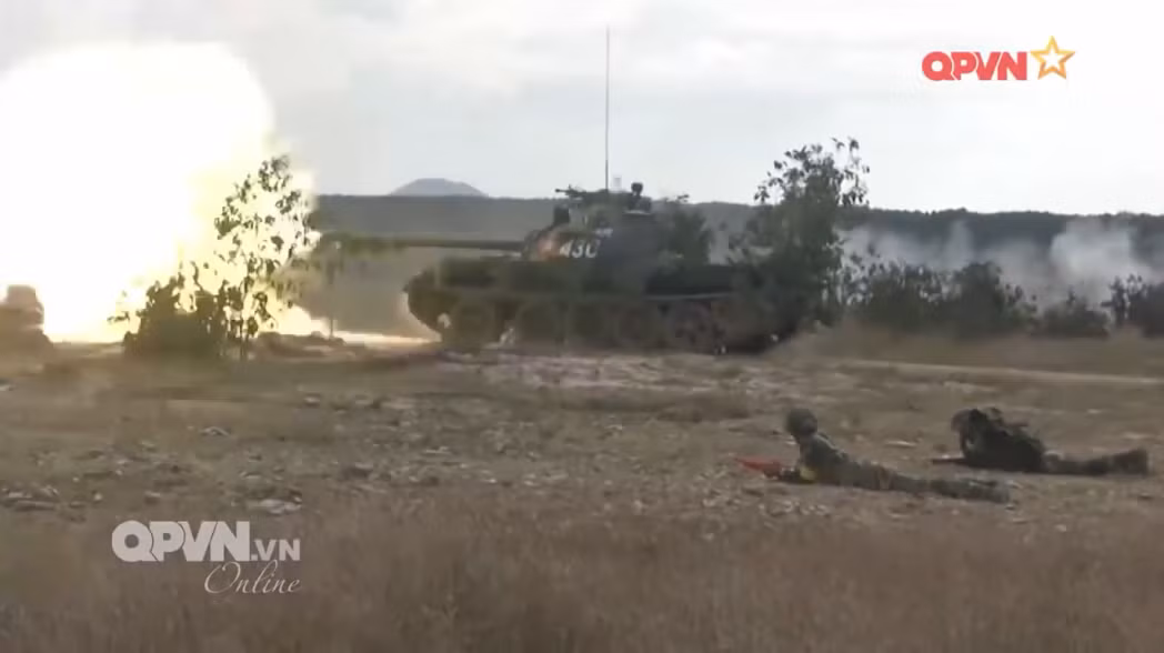 Xe tăng khai hỏa yểm trợ bộ binh tiến công qua cửa mở. Nguồn ảnh: QPVN.