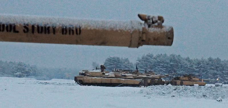 Mặc cho phía Nga lên tiếng phản đối về việc đưa một lực lượng lớn như vậy tới Đông Âu, phía Mỹ cuối thời Tổng thống Obama vẫn nỗ lực triển khai hàng trăm xe tăng, xe bọc thép tới Ba Lan. Nguồn ảnh: Sina.