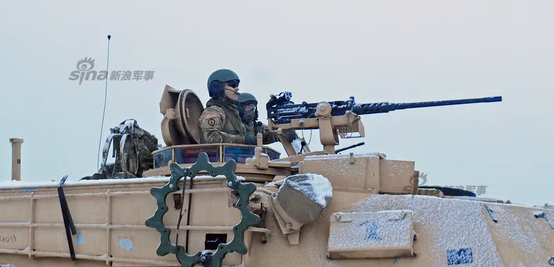 Tiếp cận với một môi trường mới tại một địa điểm hoàn toàn xa lạ khiến lực lượng Quân đội Mỹ ở Ba Lan phải tăng cường các hoạt động tập trận bao gồm cả tập trận bắn đạn thật để quen với môi trường chiến đấu mới mẻ ở khu vực này. Nguồn ảnh: Sina.