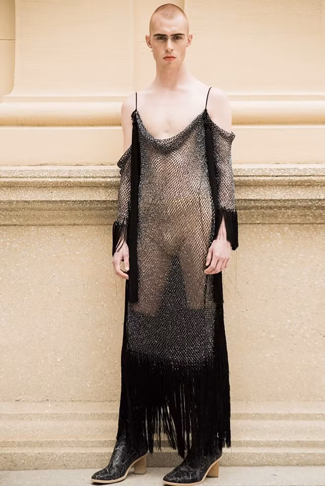 Xuyên suốt bộ sưu tập là những trang phục nhuốm màu nữ tính như váy lưới xuyên thấu, áo trễ vai, trang phục bèo nhún, xếp ly, bodysuit, boots cao cổ... Nguồn ảnh: Zingnews.