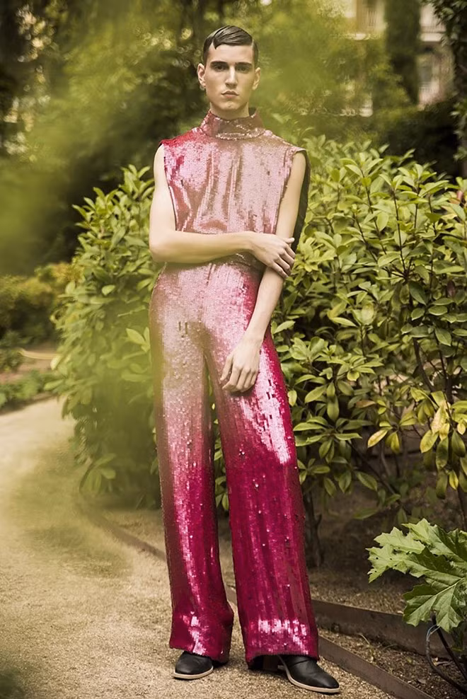 Nhà thiết kế 24 tuổi thú nhận bộ sưu tập thời trang đồng tính được anh sử dụng những chất liệu đa số dành cho nữ giới và mọi thứ đều được cường điệu hơn bình thường. Nguồn ảnh: Zingnews.