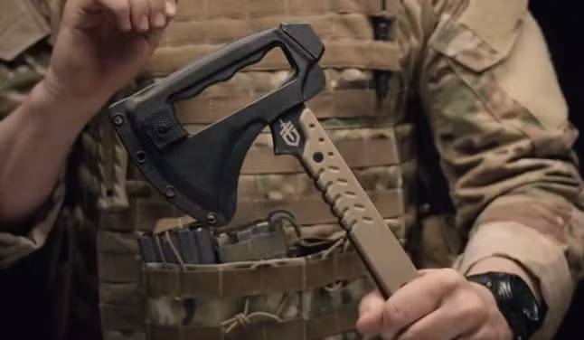 Lực lượng công binh Mỹ là nơi có nhiều binh lính sử dụng loại vũ khí cổ đại này nhất, cũng rất dễ hiểu vì với một chiếc rìu có nhiều tác dụng như thế này thì những người lính xây dựng và đào đường như công binh chắc chắn không thể bỏ qua. Nguồn ảnh: Gerber.