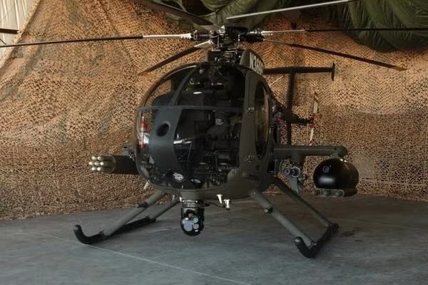 Tuy nhiên, hỏa lực của MD 530G thì không hề nhẹ chút nào. Hệ thống giá treo hai bên cánh vũ khí có khả năng mang theo súng máy 6 nòng mini gun, rocket 70mm Hydra loại có hoặc không có điều khiển. Ngoài ra máy bay còn được trang bị một hệ thống camera với nhiều thấu kính ở nhiều tiêu cự khác nhau ở dưới mũi máy bay cung cấp khả năng do thám, thu thập hình ảnh của mục tiêu và truyền trực tiếp về căn cứ. Nguồn ảnh: Korearms.