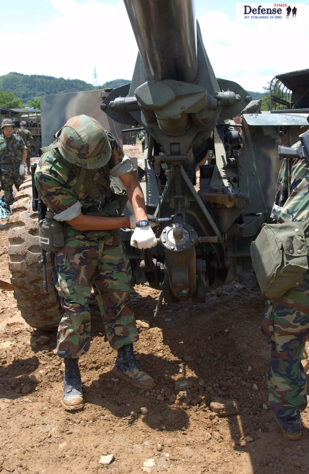 Được thiết kế và chế tạo theo công nghệ cách đây hơn 70 năm nên việc lắp ráp, triển khai khẩu pháo này từ trạng thái hành quân sang trạng thái chiến đấu mất khá nhiều thời gian. Nguồn ảnh: Chosul.