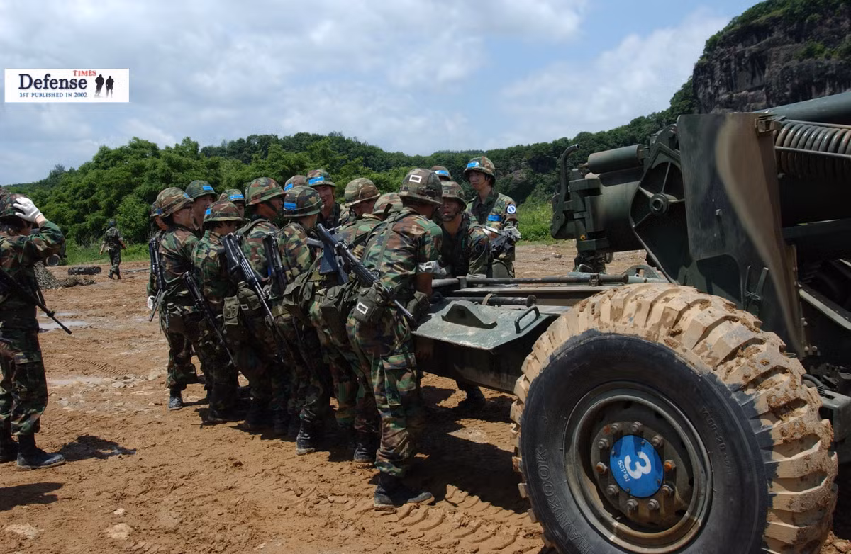 Pháo lựu M114 155 mm được nghiên cứu và phát triển bởi quân đội Mỹ, khẩu pháo già cỗi này đã ra đời từ năm 1942 tuy nhiên vẫn còn trong biên chế sử dụng của rất nhiều nước. Nó cũng đã góp mặt trong các cuộc chiến nổi bật nhất của thế kỷ 20 bao gồm thế chiến hai, chiến tranh Triều Tiên và chiến tranh Việt Nam. Nguồn ảnh: Chosul.