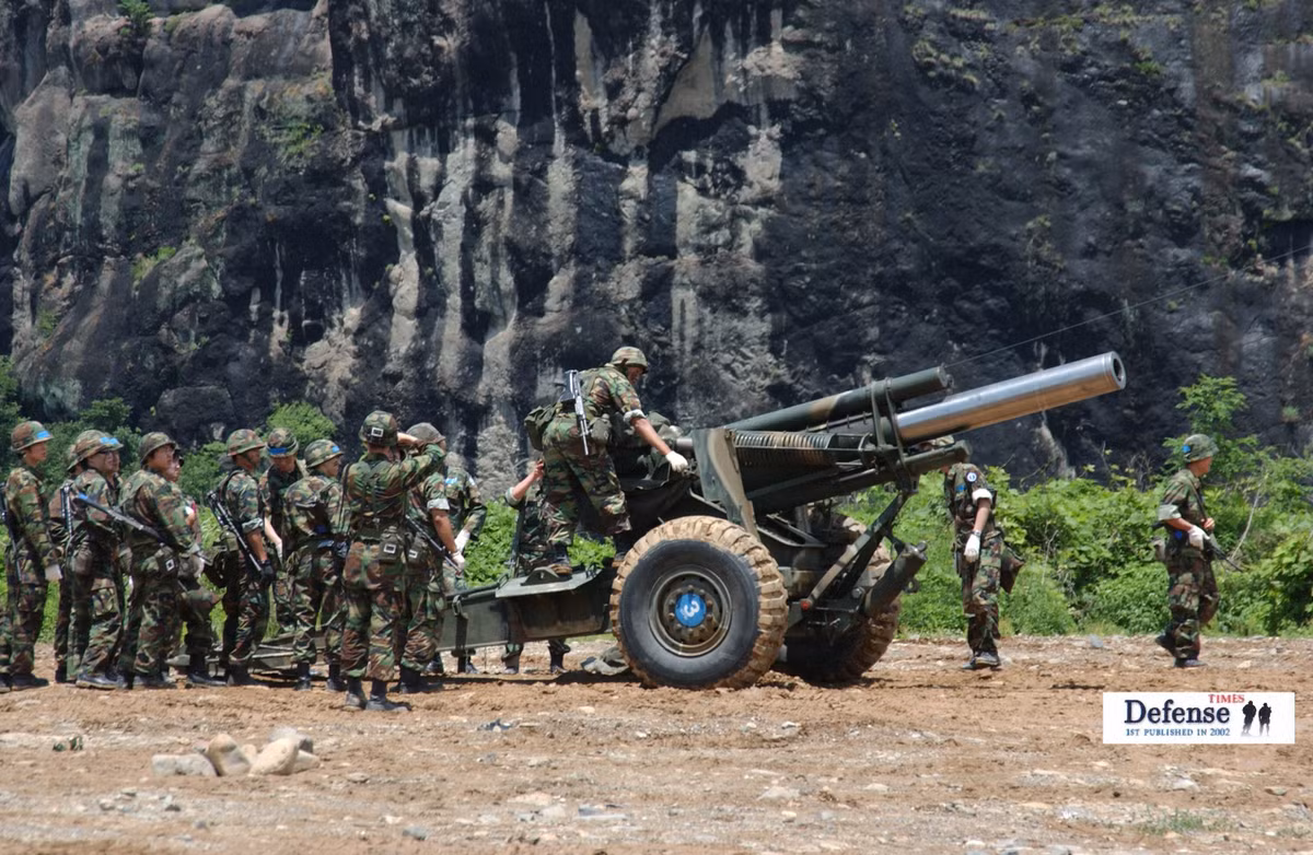 Sau lực lượng hải quân và thiết giáp, lần này đến lượt lực lượng pháo binh Hàn Quốc diễn tập bắn đạn thật với pháo lựu M114 155 mm. Cuộc diễn tập diễn ra ở Gyeongpo, cách Seoul khoảng 180 km về hướng đông. Nguồn ảnh: Chosul.